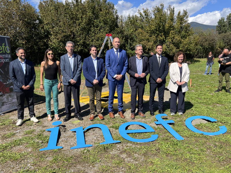 El conseller d'Esports, Berni Álvarez, amb el president de la Diputació de Lleida, Joan Talarn, i l'alcalde de la Seu d'Urgell, Joan Barrera, entre d'altres autoritats, després de col·locar la primera pedra d'INEFC Pirineus.
