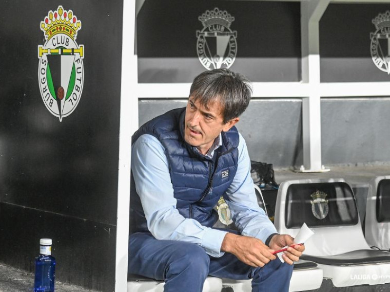 Pacheta, en el banquillo durante el Burgos CF - Granada