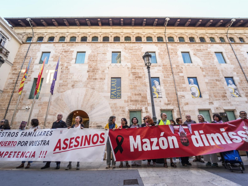 Víctimas de la Dana piden la dimisión de Carlos Mazón a las puertas de les corts valencianes