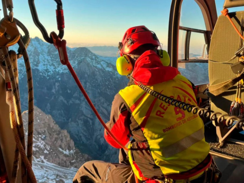 Rescatador en el helicóptero del SEPA