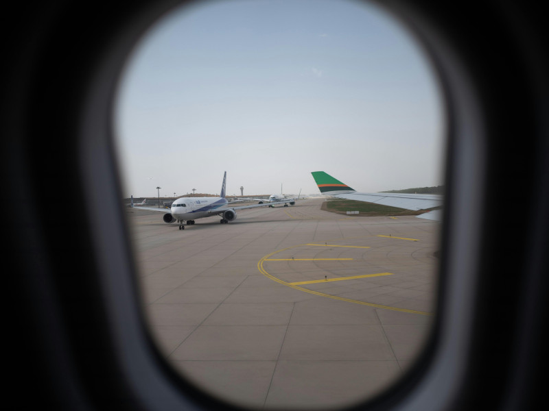 El director del Aeropuerto de Sevilla se sincera: "No siempre viajo en avión y también me hacen sacar los líquidos"