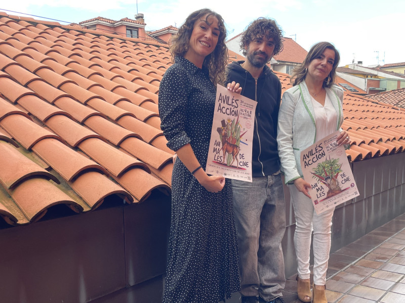 La actriz Aída Valladares, el director del festival Javier Mediavilla y la concejala de Cultura, Yolanda Alonso