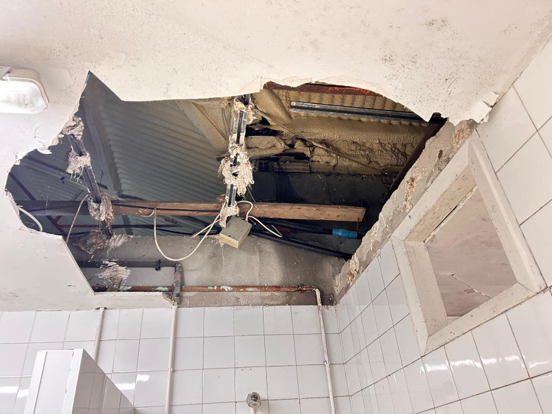 Detalle del derrumbe del falso techo en Conxo