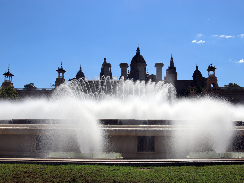 La Font Màgica de Montjuïc con agua en las pruebas del día antes de la puesta en marcha.