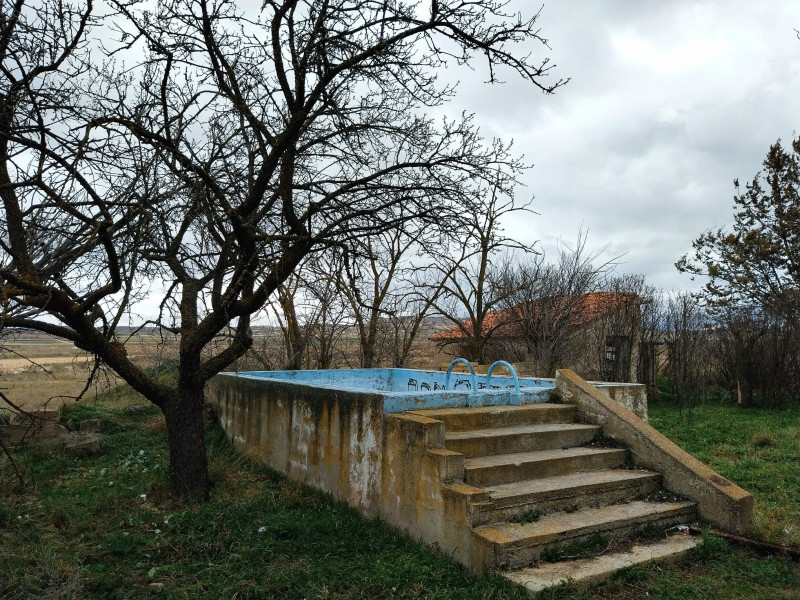 Piscina en el antiguo aeródromo de Calamocha