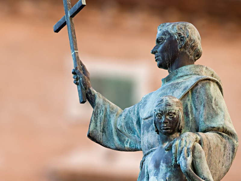 Estatua de San Junípero Serra en la iglesia de San Francisco de Palma de Mallorca