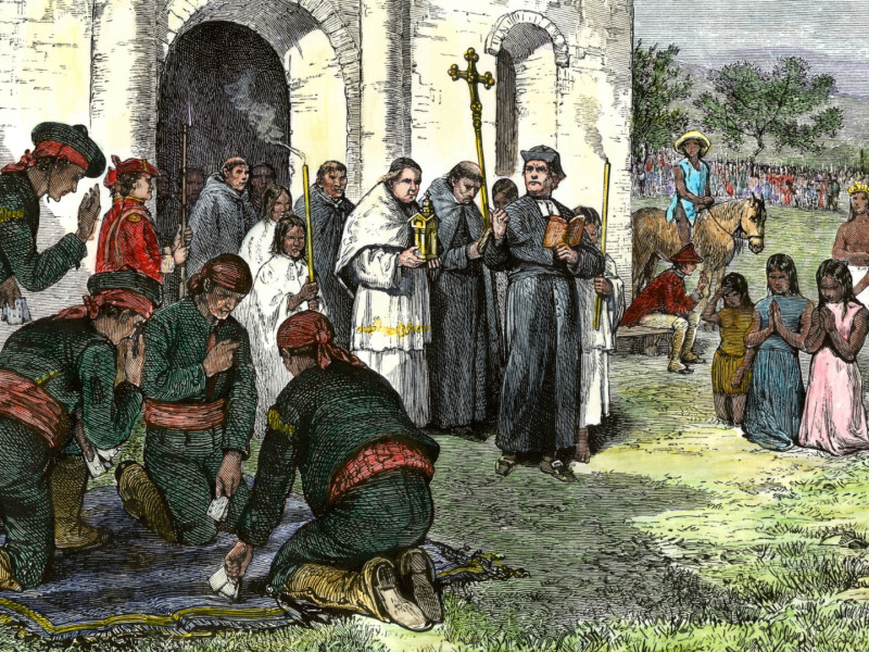Misión de California con padres, soldados españoles y nativos americanos. Xilografía coloreada a mano