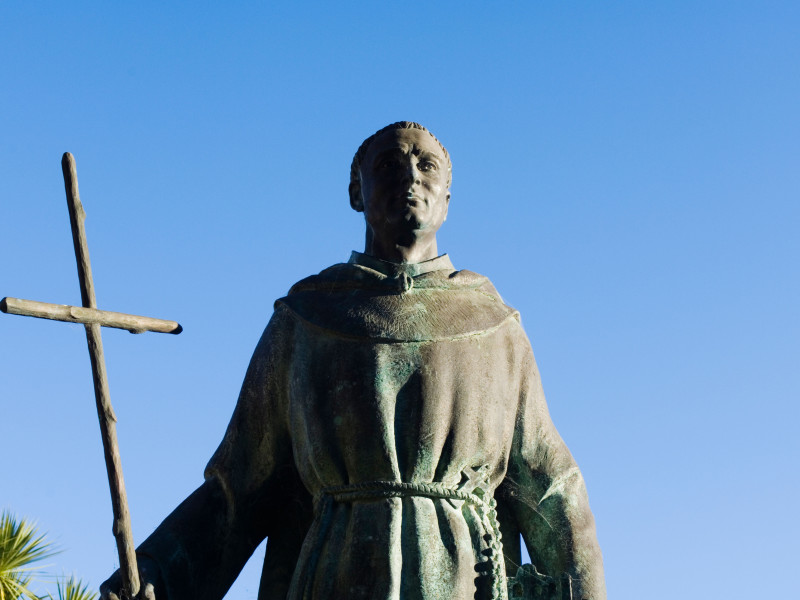 Estatua de San Junípero Serra en la misión de San Carlos Borromeo de Carmelo