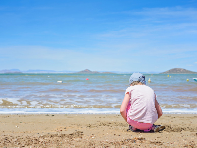 Niña jugando en la playa del Mar Menor