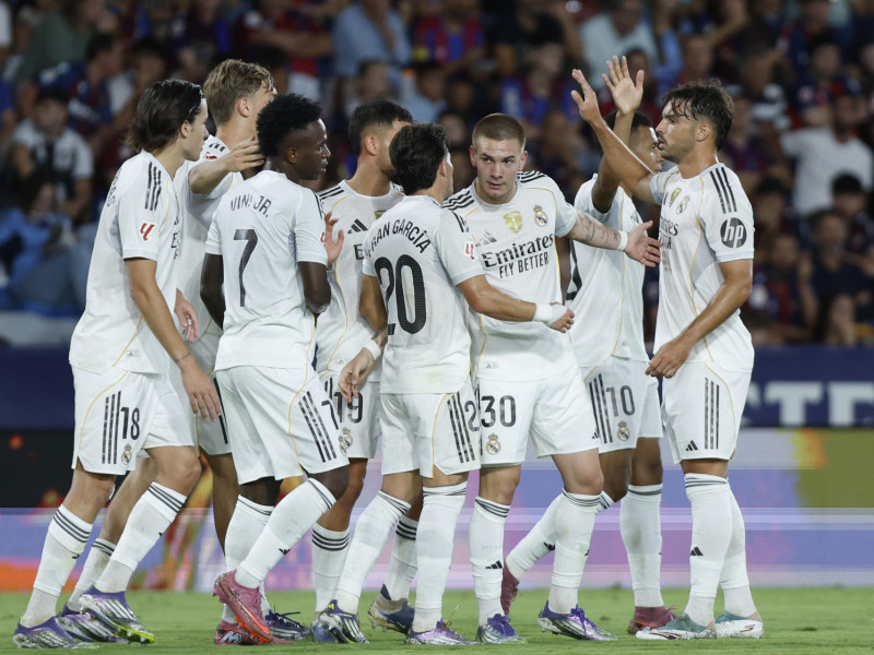 El Real Madrid celebra el gol de Mastantuono al Levante
