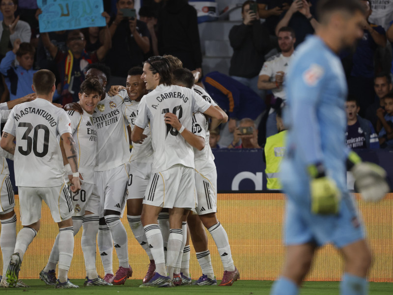 Los jugadores del Real Madrid celebrando un gol contra el Levante