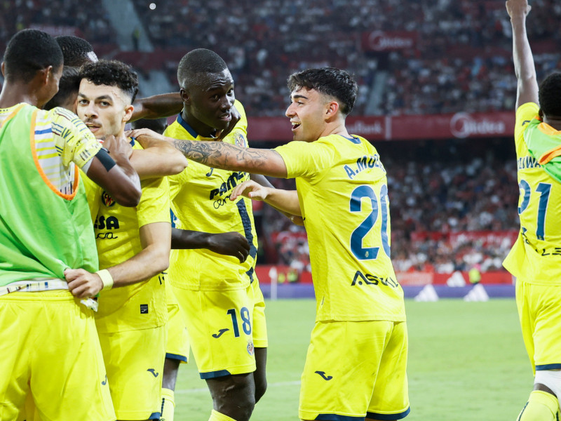 El Villarreal celebra el gol de Solomon en el Ramón Sánchez Pizjuán frente al Sevilla