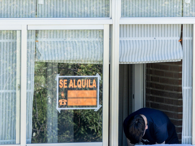Un cartel que anuncia que se alquila una vivienda en Madrid