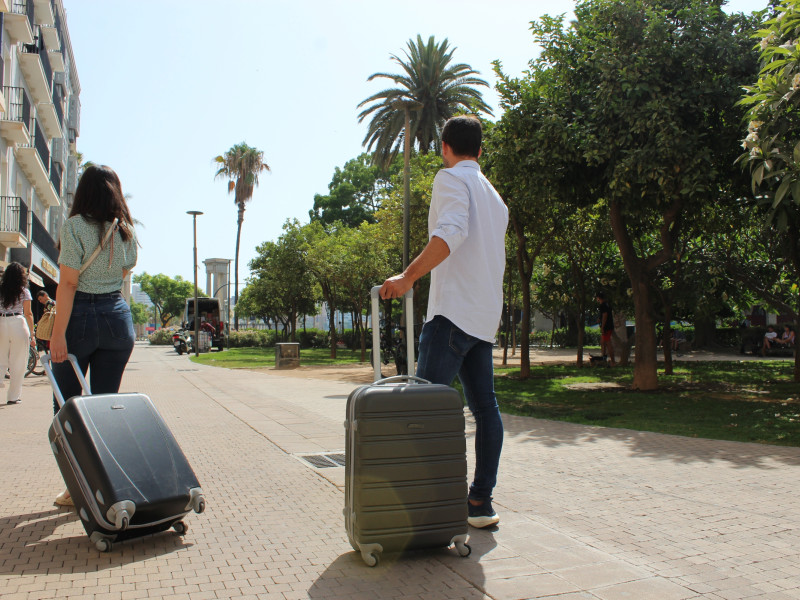 Turistas con maletas