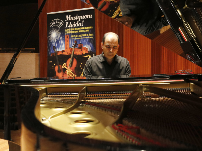 El pianista Enric Prió tocant el piano a la presentació del 20è Musiquem Lleida a l'Auditori Enric Granados
