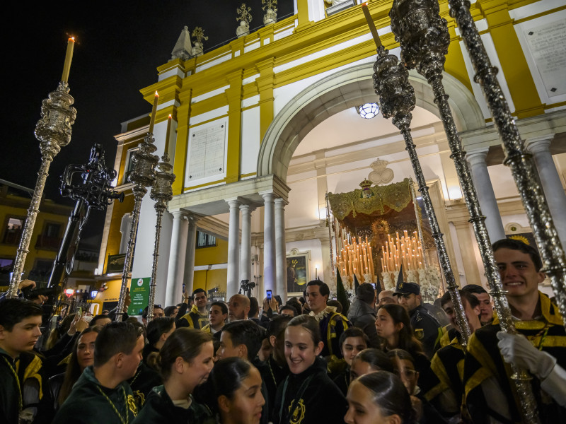 AME355. SEVILLA (ESPAÑA), 17/04/2025.- Personas participan en la salida del paso de la Virgen de la Macarena desde la Basílica, dando inicio a su estación de penitencia este jueves, en Sevilla (España). EFE/ Raul Caro