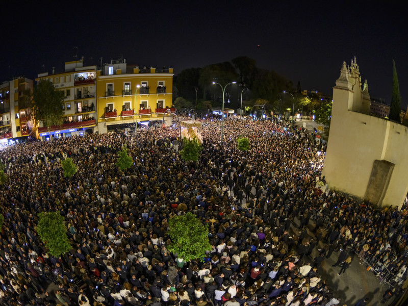AME355. SEVILLA (ESPAÑA), 17/04/2025.- La Virgen de la Macarena desde la Basílica en Sevilla (España). EFE/ Raúl Caro