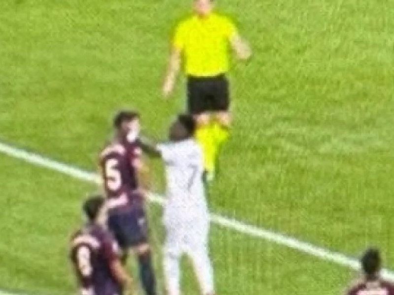 Vinicius golpea a Elgezabal con la mano tras el penalti señalado contra el Levante.