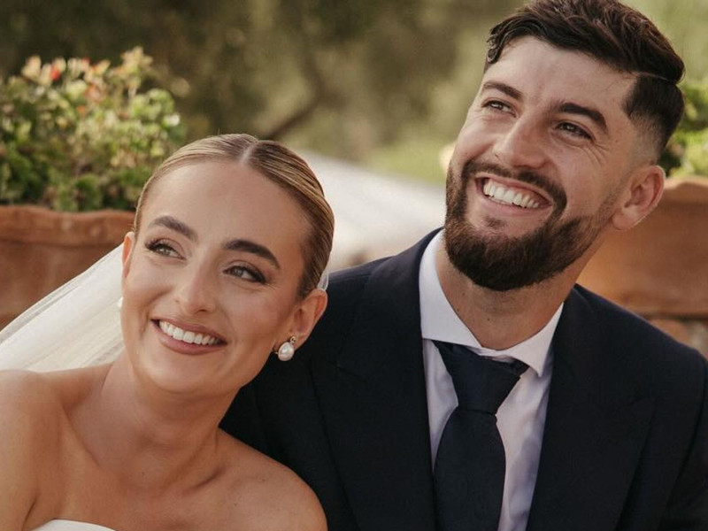 Imagen de felicidad mientras estaba el acto de la boda de los dos influencers.