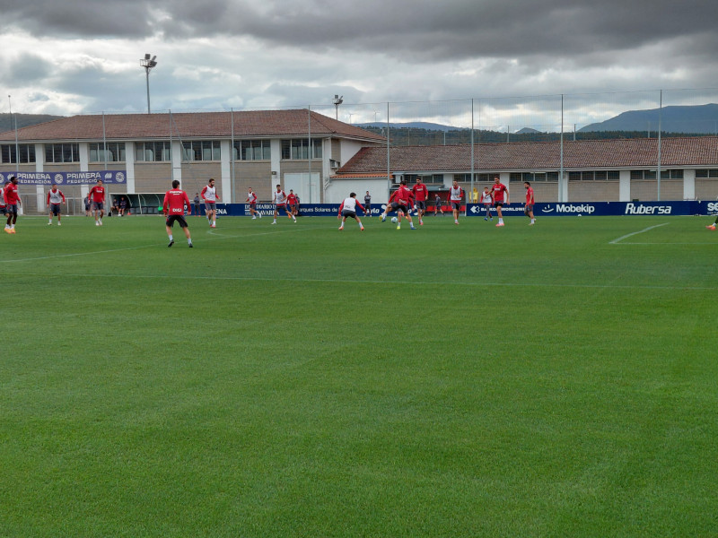 Osasuna prepara el partido contra el Elche en Tajonar: Moi Gómez y Juan Cruz con el grupo