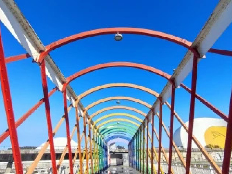 Una imagen del puente San Sebastián con el Centro Niemeyer al fondo