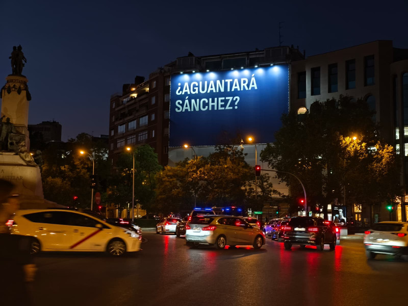 Primera lona instalada en el Paseo de la Castellana