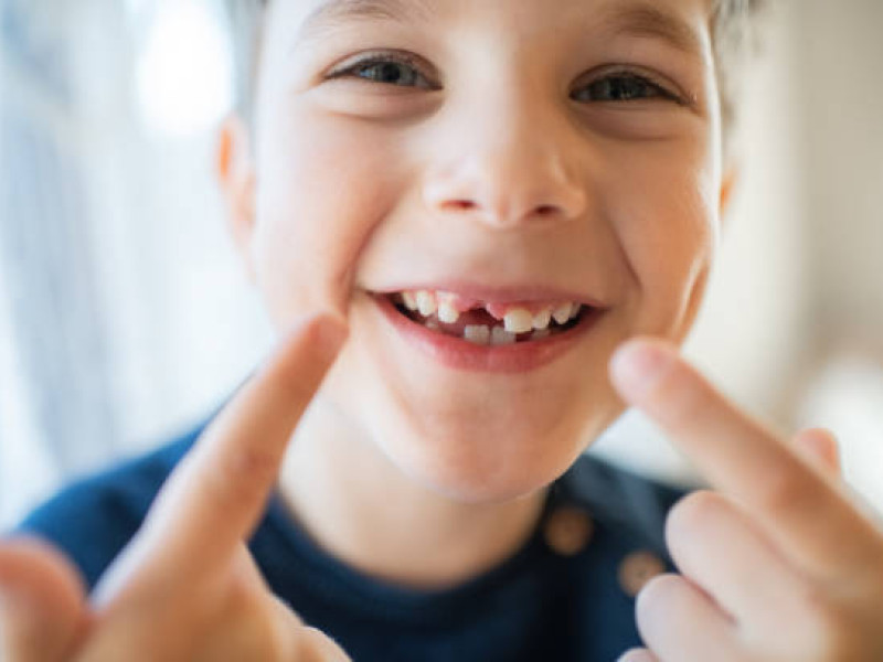 Niño sin dientes de leche