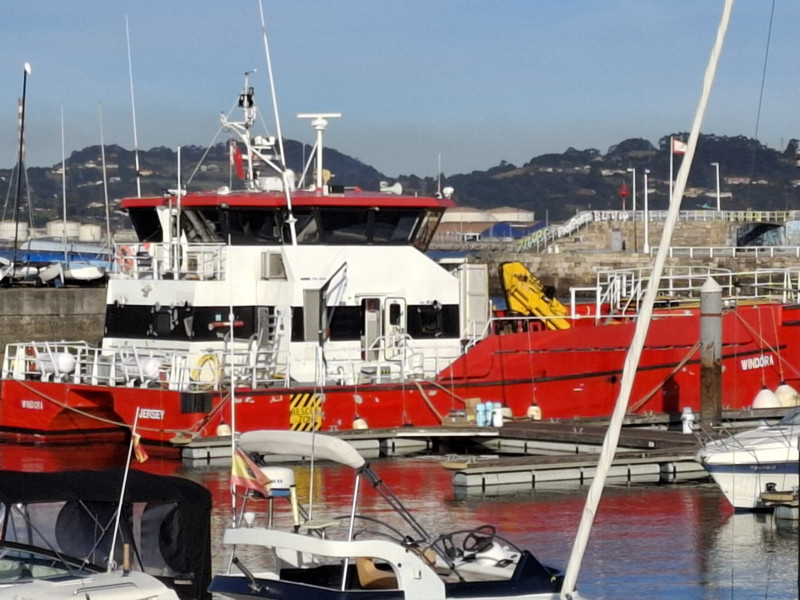 Un barco de suministros, atracado en el puerto deportivo de Gijón