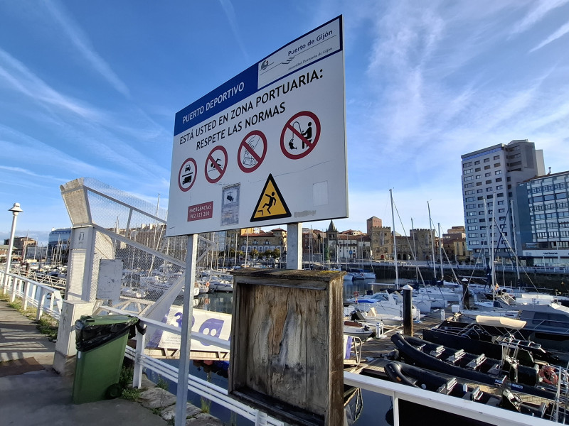 Acceso a los pantalanes del puerto deportivo de Gijón