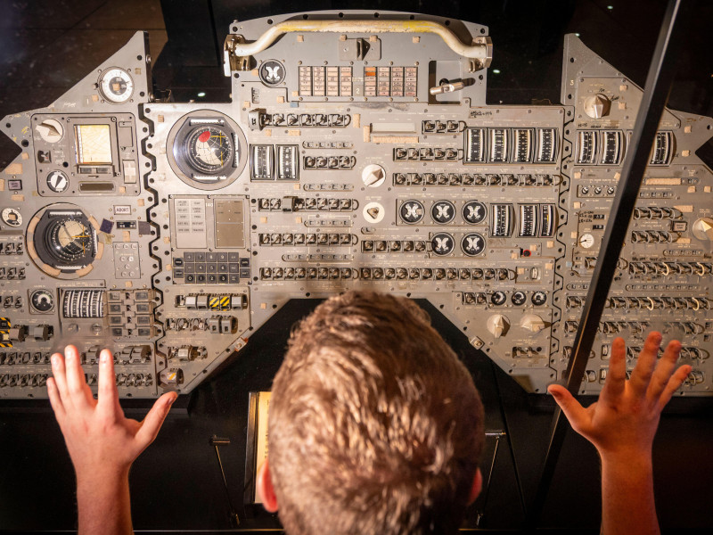 Consola del simulador Apolo, 1966, de uno de los tres simuladores Apolo utilizados por los astronautas para entrenarse en misiones lunares. Es una réplica funcional de los controles del Módulo de Comando real. Inauguración de la nueva galería espacial en el Museo de Ciencias de South Kensington.