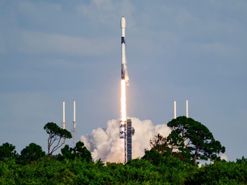Un cohete SpaceX Falcon 9, que transporta la nave espacial de carga Cygnus de Northrop Grumman, se lanza desde el Complejo de Lanzamiento Espacial 40 en la Estación de la Fuerza Espacial de Cabo Cañaveral, Florida.