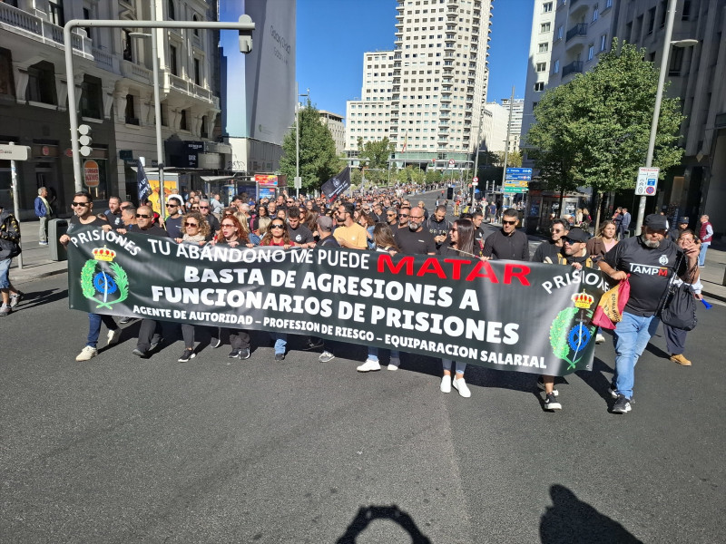 Cientos de funcionarios de prisiones convocados por TAMPM marchan desde Ferraz al Congreso para exigir el reconocimiento de agentes de autoridad