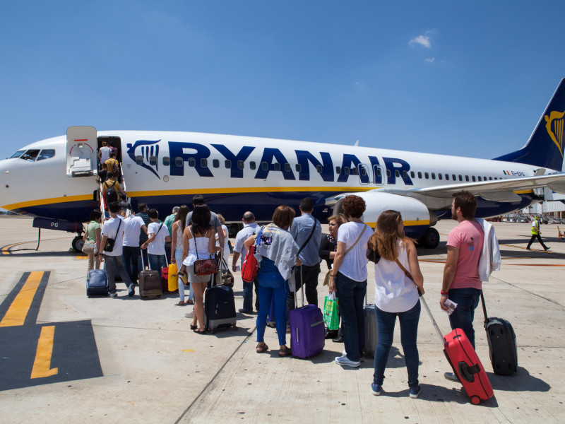 Los pasajeros embarcan en un vuelo de Ryanair en el aeropuerto de Sevilla.