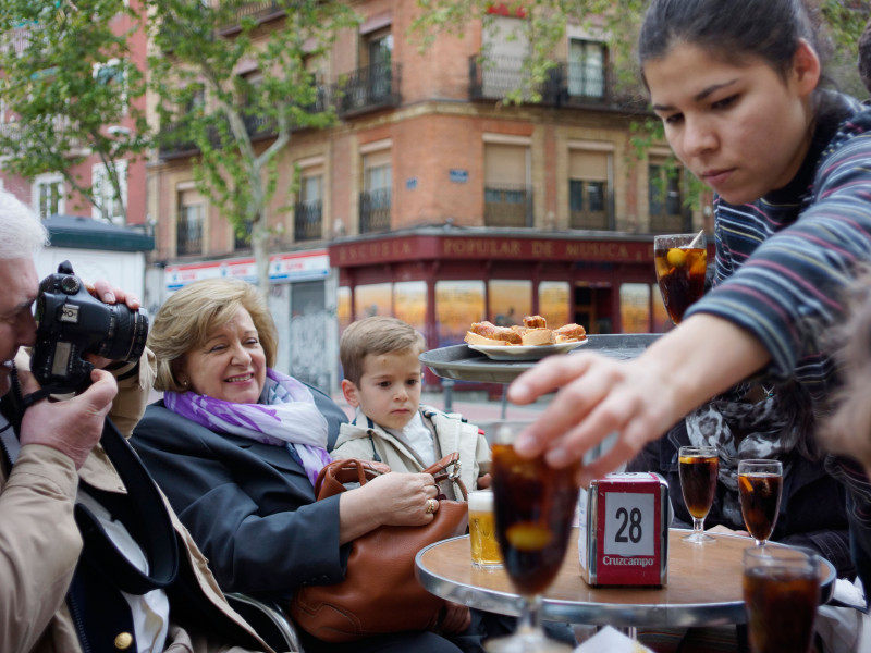 Unos abuelos con su nieto en una terraza de Madrid