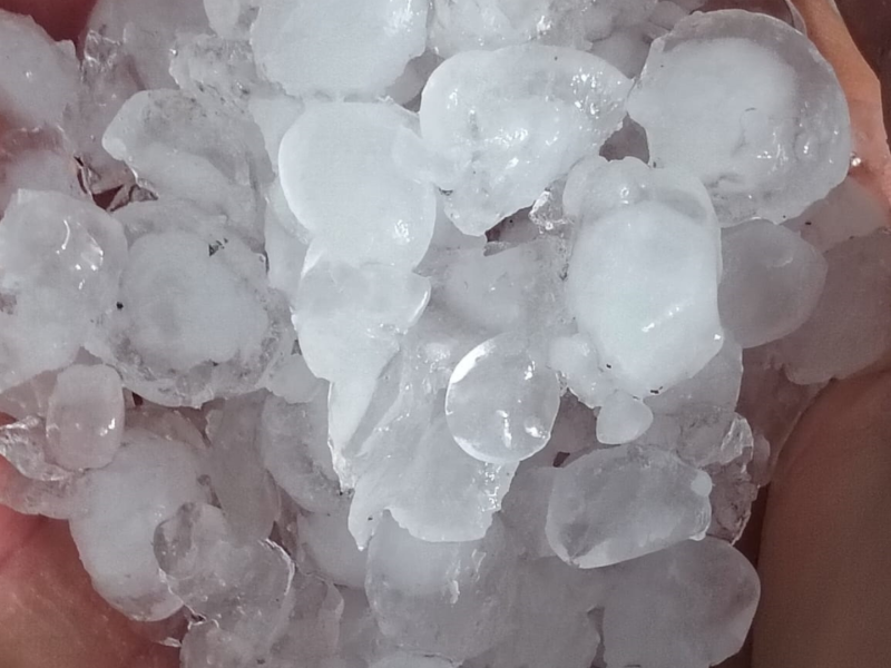 Una persona recoge el granizo caído en Cataluña