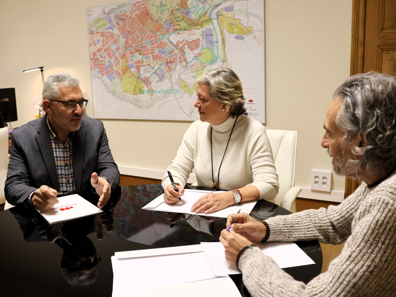 El actual alcalde, Miguel Fernández, con Paula Alvarellos y Pablo Permuy