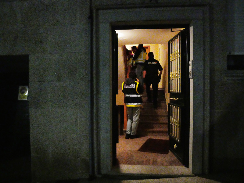 Varios efectivos de la policía científica entran en una vivienda de A Coruña, imagen de recurso