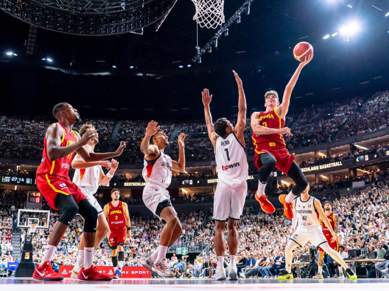 De Larrea, entrando a canasta en el pasado Eurobasket