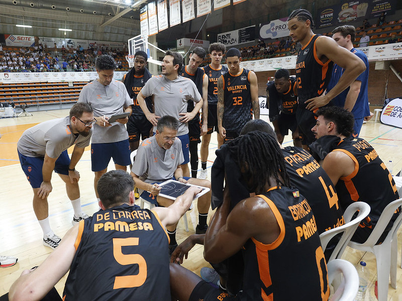 De Larrea hace alguna indicación táctica durante un tiempo muerto durante la pretemporada