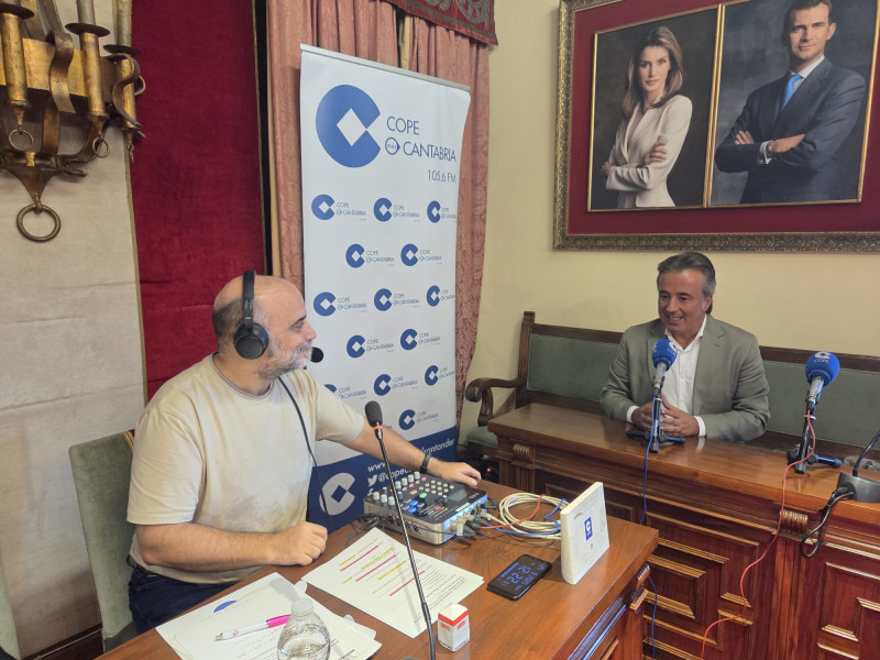 Jaime del Olmo y el alcalde de Camargo, Diego Movellán, en el programa de COPE desde el ayuntamiento