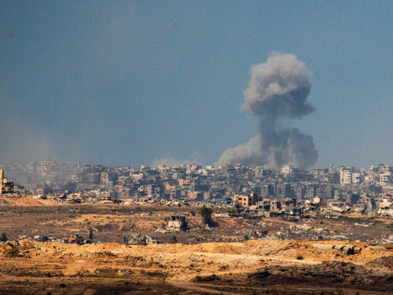 Humo saliendo de las ruinas de la ciudad de Gaza tras los ataques aéreos israelíes