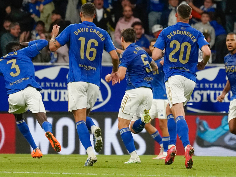 El Real Oviedo celebra el gol de Reina contra el Barcelona