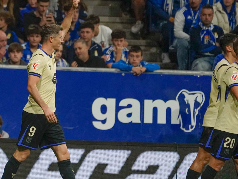 Lewandowski levanta el brazo para celebrar su gol en el Carlos Tartiere, el 1-2 del Barcelona al Real Oviedo