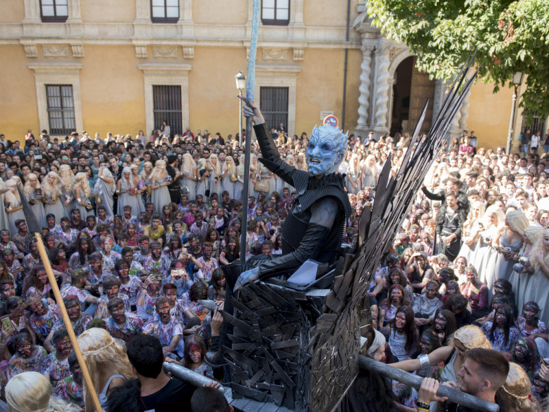 Lucas vestido como personaje de Juego de Tronos visto a su llegada a la plaza universitaria durante las novatadas