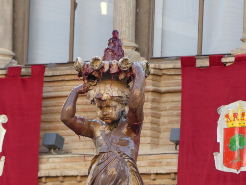 Vino manando de la Fuente de la Mora de Cariñena.