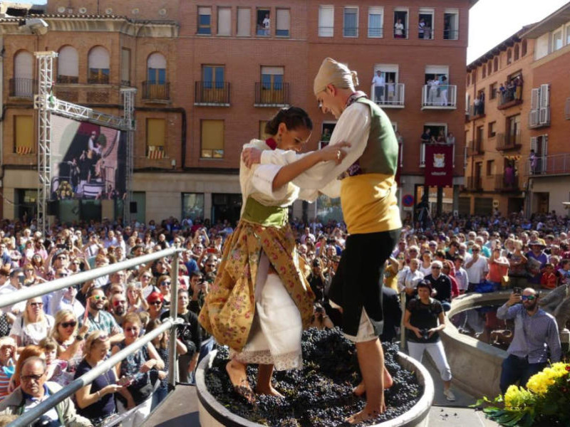 El tradicional pisado de la uva con el que arranca la celebración.