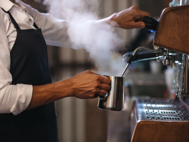 Camarero preparando un café