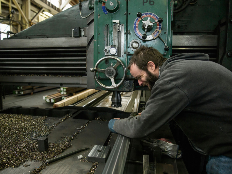 Hombre trabajando con una máquina