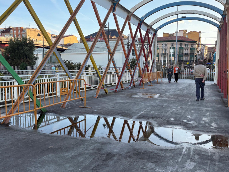 Una imagen de uno de los charcos que suelen formarse en el puente de San Sebastián