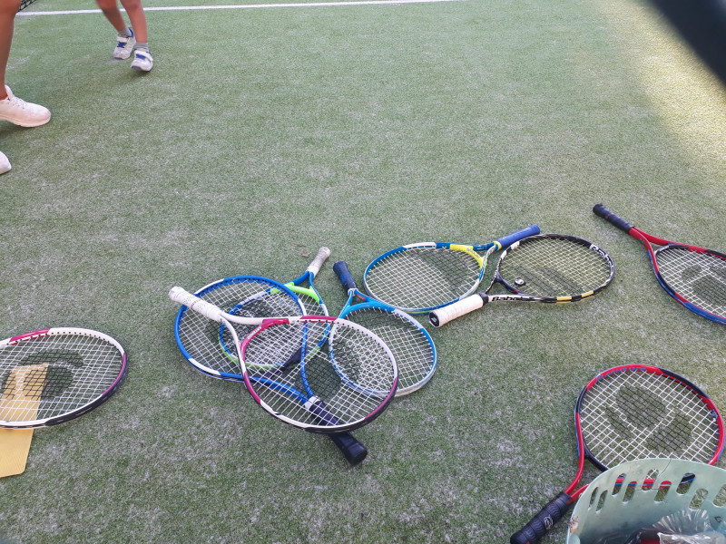 Imagen de recurso de varias raquetas de tenis en una actividad extraescolar